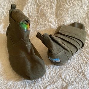 Toms No Polo Widow Wrap Ninja Boot Shoes Olive Green Sz 8 1/2